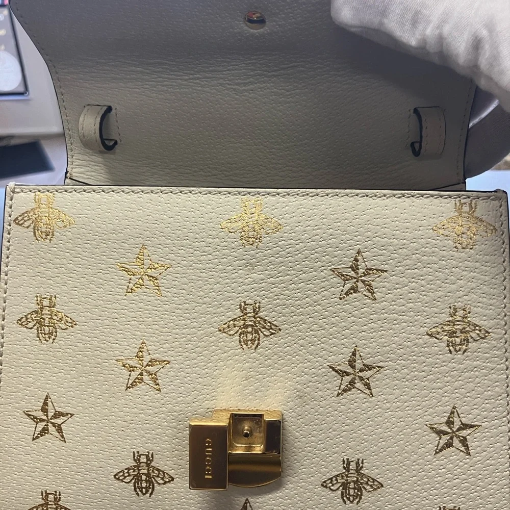 Rare Gucci Gold Embossed Sylvie 2 Way Crossbody Bee & Star Purse - Picture 4 of 7